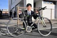 　お気に入りのクロスバイクで入寮した高野