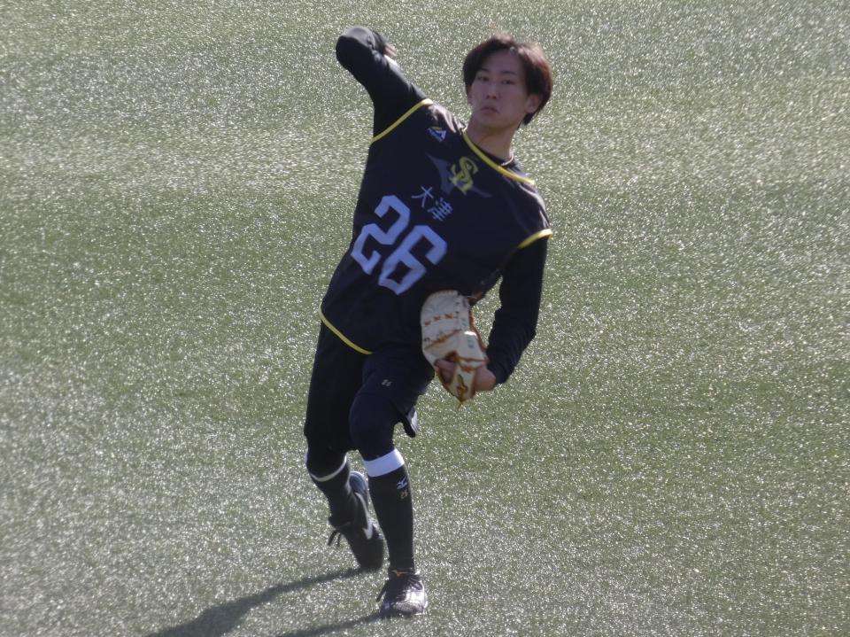 　新人合同自主トレを行う大津