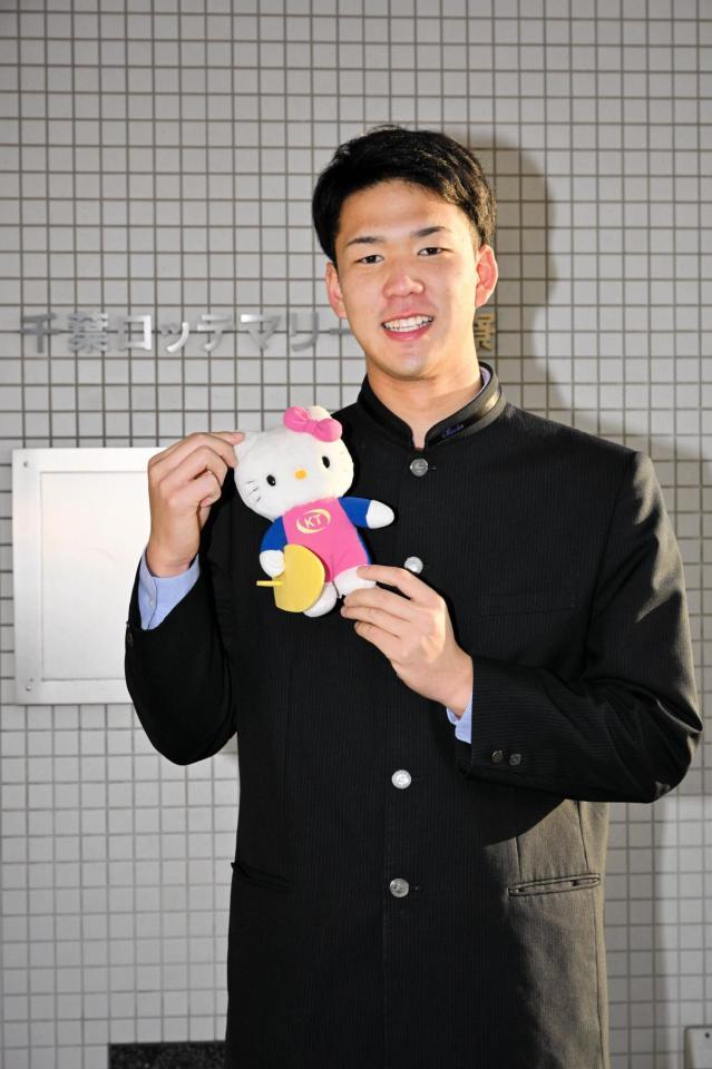 　めいっ子にもらった「ハローキティ」を持って入寮した白浜