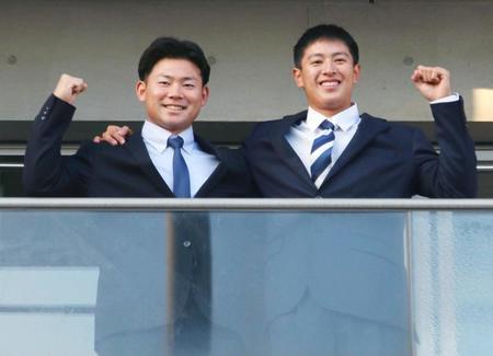 　選手寮「昇竜館」に入寮し、ポーズをとる仲地（右）と村松