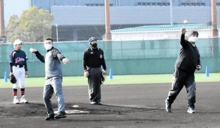 　始球式に登場した野茂氏（右）と西武・栗山（左から２人目）