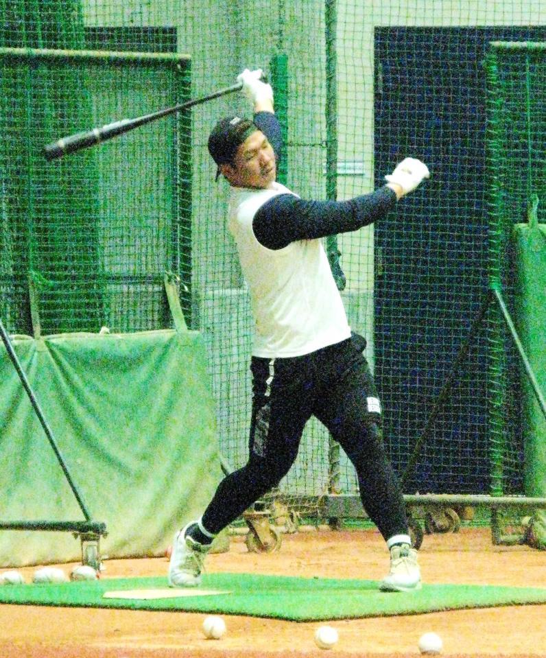 　自主トレを行う頓宮