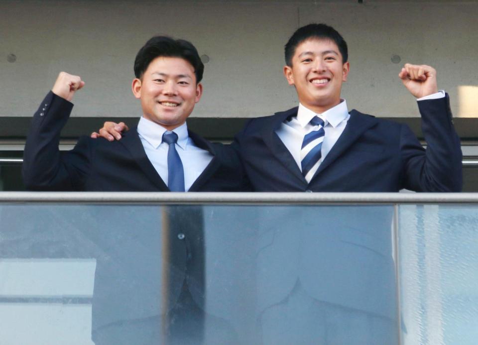 　選手寮「昇竜館」に入寮し、ポーズをとる仲地（右）と村松