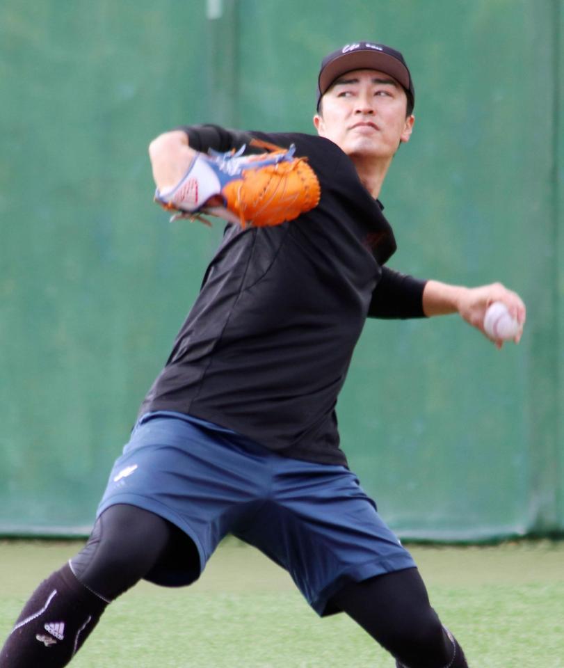 　自主トレでキャッチボールするソフトバンク・和田