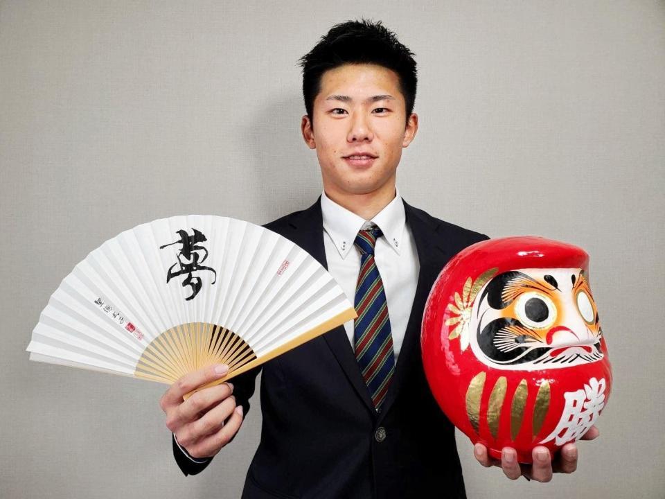 　地元の法隆寺で販売されている扇子を持参して入寮した曽谷（球団提供）