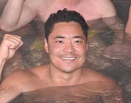 　権現温泉で疲れをいやす中村（中央）ら