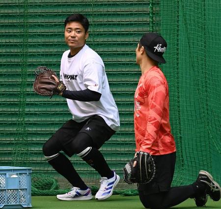 　阪神・坂本（右）と話をする中村（撮影・田中太一）