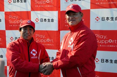 　日本生命野球部の特別コーチに就任した福留氏（右）と梶田監督