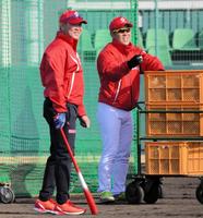 　日本生命の特別コーチに就任し、ノックを打つ福留氏（左）