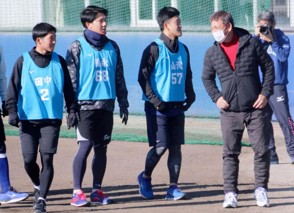 　新人合同練習を視察し田中（左）に声をかける立浪監督
