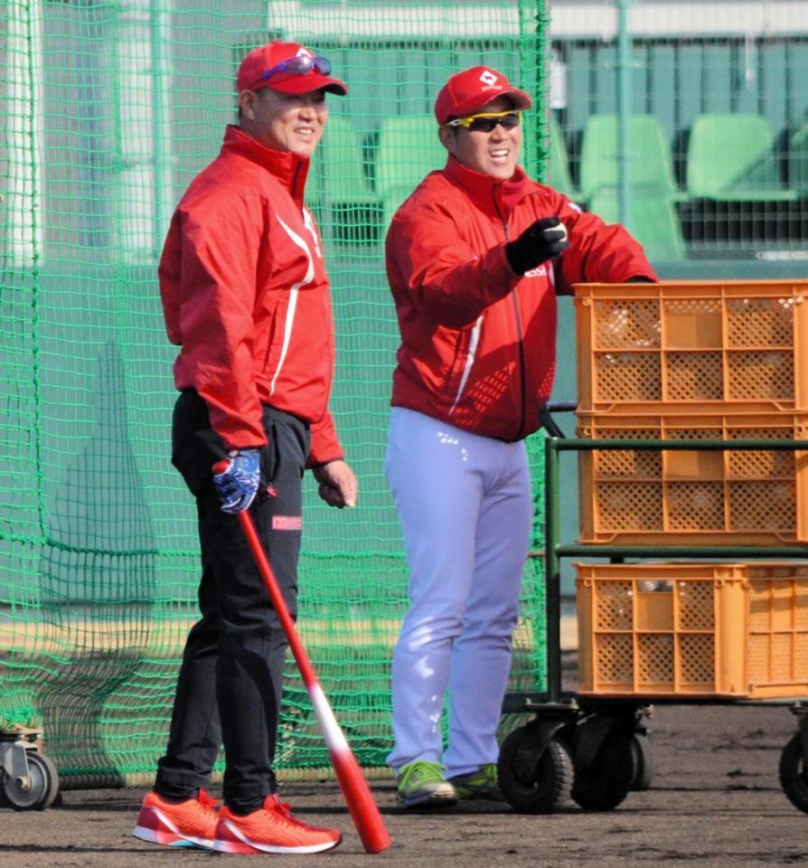 　日本生命の特別コーチに就任し、ノックを打つ福留氏（左）