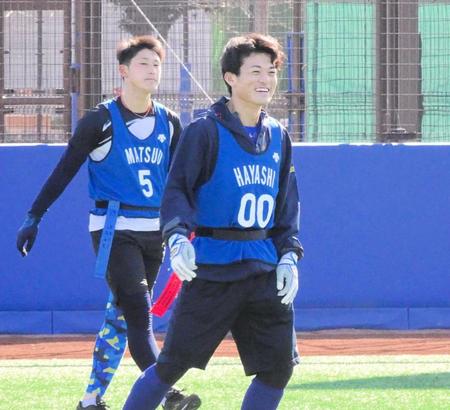 　新人合同自主トレでタグラグビーに挑戦するドラフト３位・林