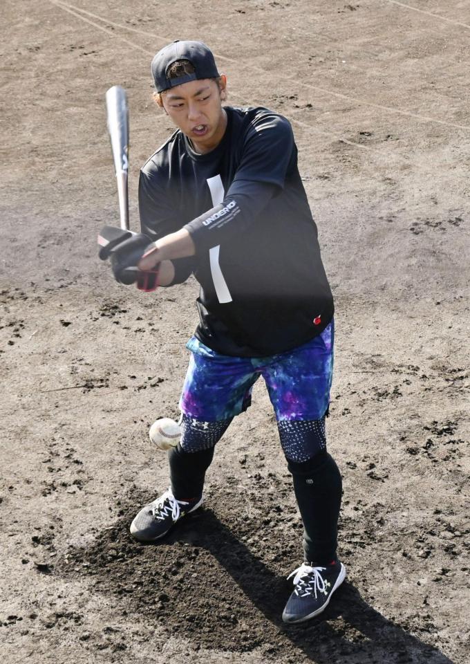 　打撃練習に励む今宮＝共同