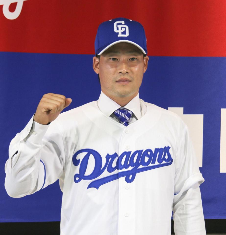 　記者会見でポーズをとる加藤匠＝共同