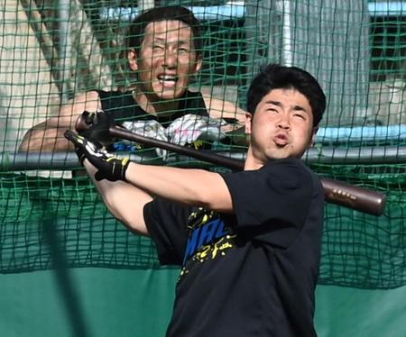 　近藤（手前）の打撃練習を見つめる西川（撮影・田中太一）