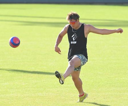 　サッカーボールを蹴る杉本（撮影・高部洋祐）