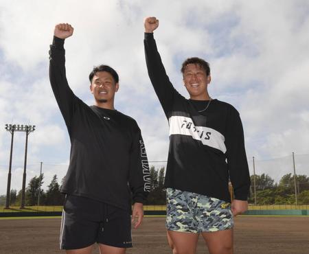 　２人で昇天ポーズを決める浅村（左）と杉本（撮影・高部洋祐）