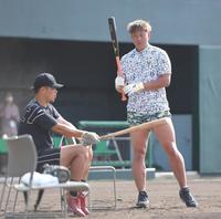 　浅村（左）から打撃のアドバイスを受ける杉本（撮影・高部洋祐）