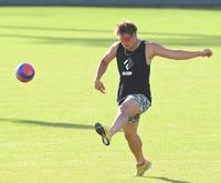 　サッカーボールを蹴る杉本（撮影・高部洋祐）