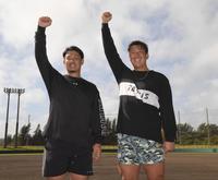 　２人で昇天ポーズを決める浅村（左）と杉本（撮影・高部洋祐）