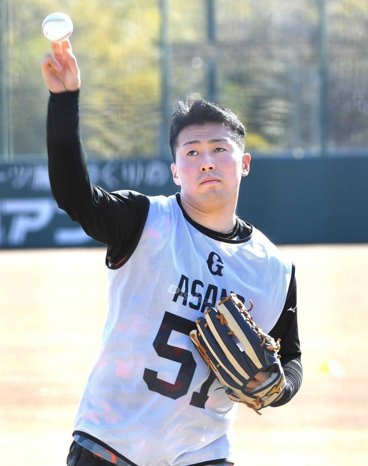 　イチローモデルのグラブをはめキャッチボールする浅野（撮影・佐藤厚）