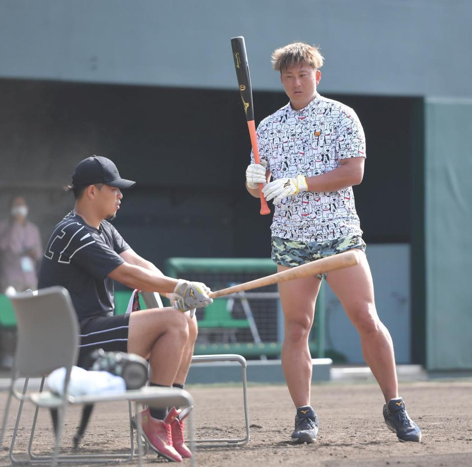 　浅村（左）から打撃のアドバイスを受ける杉本（撮影・高部洋祐）