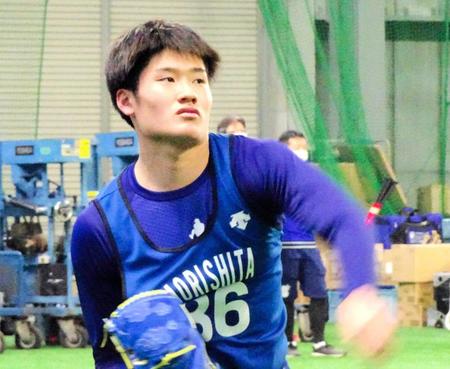 　室内練習場でキャッチボールを行うドラフト４位・森下