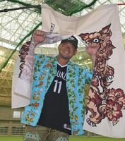 かりゆしを着てのれんをくぐる森（撮影・高部洋祐）