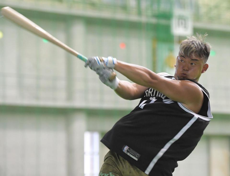 　打撃練習に励む森（撮影・高部洋祐）