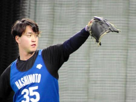 　キャッチボールする橋本