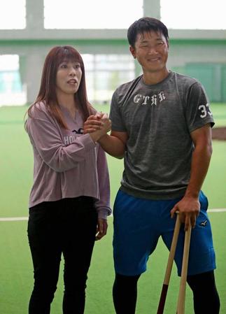 　自主トレーニングの見学に訪れた吉田沙保里さん（左）と記念撮影に応じる銀次