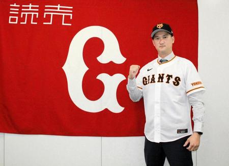 　巨人と育成契約を結び、入団会見を行った三上＝球団提供