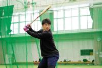 　自主トレでバットを振り込む野村