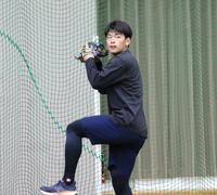 　自主トレでキャッチボールをする野村