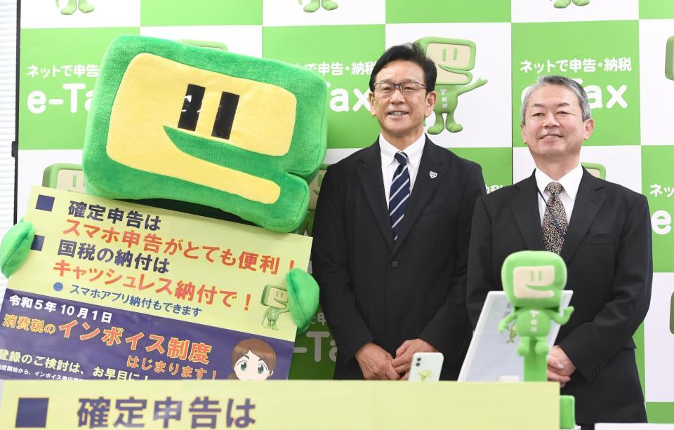 　スマホで確定申告を呼びかけた栗山監督（中央）＝撮影・園田高夫