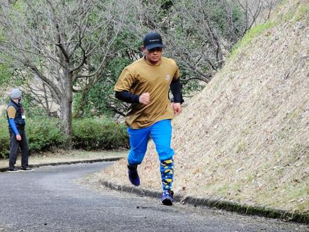 　熊本県天草市で自主トレ公開を行い、足に重りをつけて坂道ダッシュをする今永