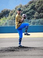 　熊本県天草市で自主トレ公開を行い、マウンドから投球を行った今永