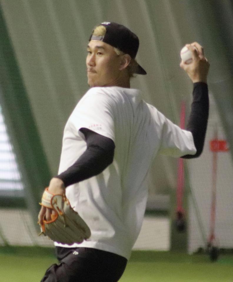 　自主トレでキャッチボールする三森＝共同