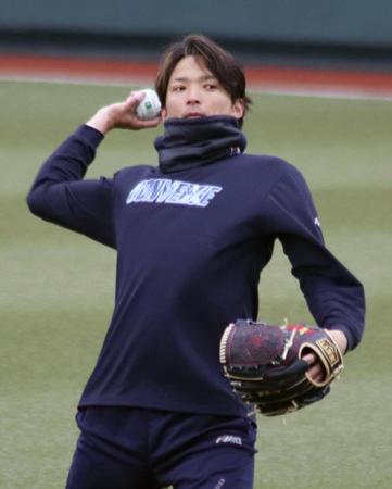 　自主トレでキャッチボールする東浜＝共同