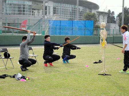 　人体骨格模型を用いながら、木刀でトレーニングをする左から、益子、牧、大和