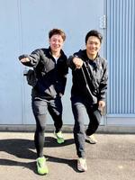 　初めて自主トレをともにした吉田（左）と則本＝楽天野球団提供