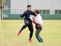 　サンドバッグを蹴り上げる牧