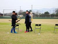 　人体骨格模型を用いながら、木刀でトレーニングをする大和（左）、牧（右）