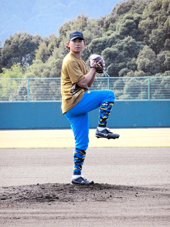 　熊本県天草市で自主トレ公開を行い、マウンドから投球を行った今永