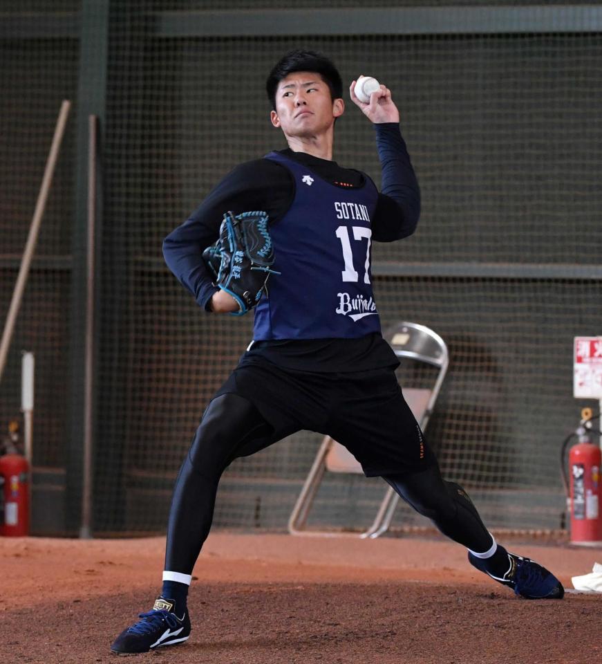 　ブルペンで力投する曽谷（撮影・石井剣太郎）