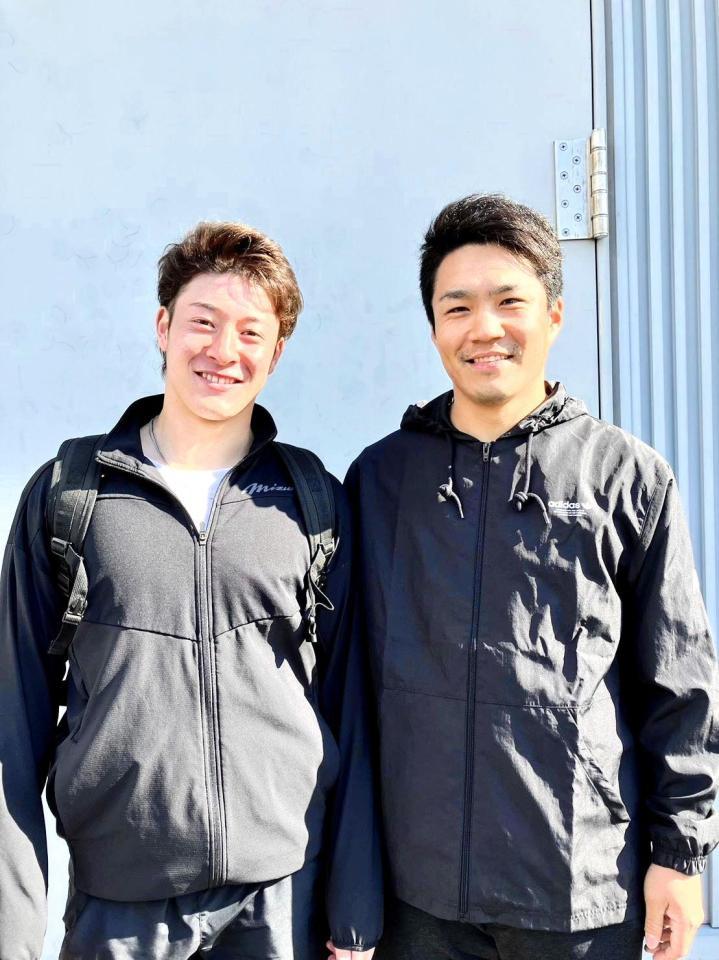 　初めて自主トレをともにした吉田（左）と則本＝楽天野球団提供