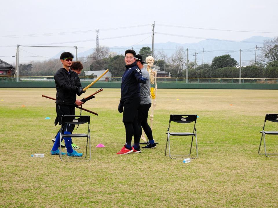 　人体骨格模型を用いながら、木刀でトレーニングをする大和（左）、牧（右）