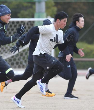 　ダッシュする清宮（中央）＝撮影・北村雅宏