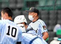 　甲子園で指揮する東海大菅生・若林監督（２１年８月撮影）