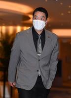 　スタッフミーティングに出席した阿部ヘッド兼バッテリーコーチ（撮影・佐々木彰尚）